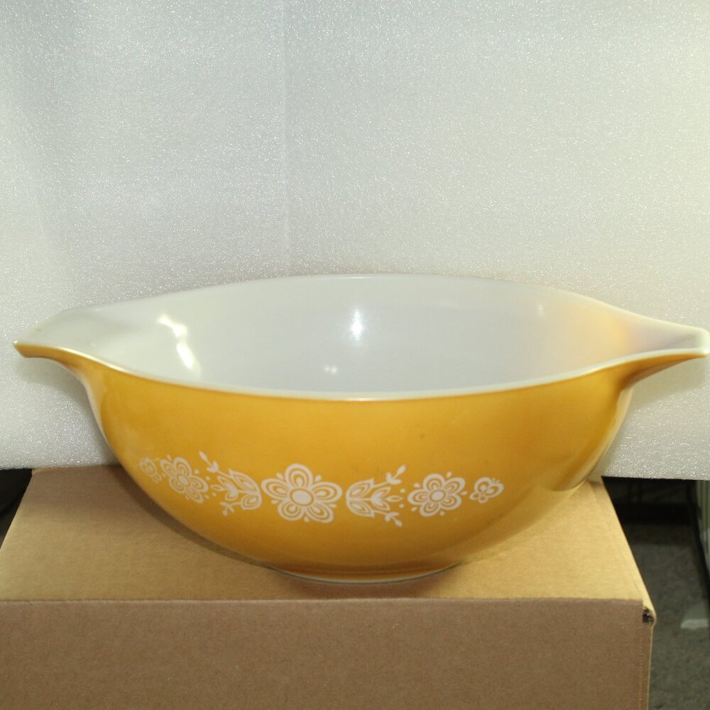 Vintage Pyrex Butterfly Cinderella Yellow 444 Mixing Bowl 4 Quart Size